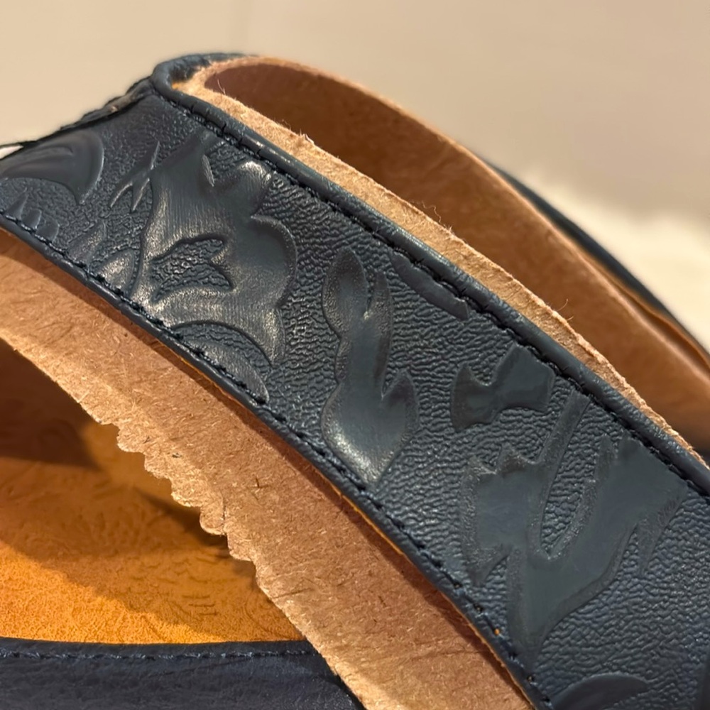 BOC Leather Navy and Tan Floral Embossed Flip Flops NWOT - Picture 4 of 5